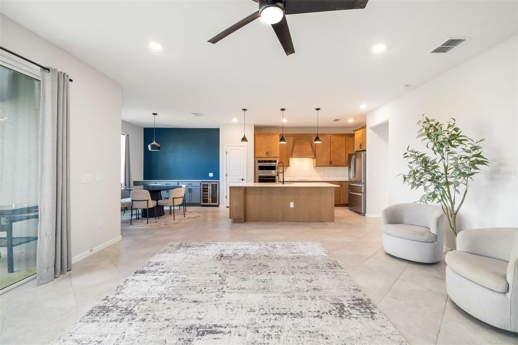 合同活跃: $438,000 (5 贝兹, 3 浴室, 2622 平方英尺)