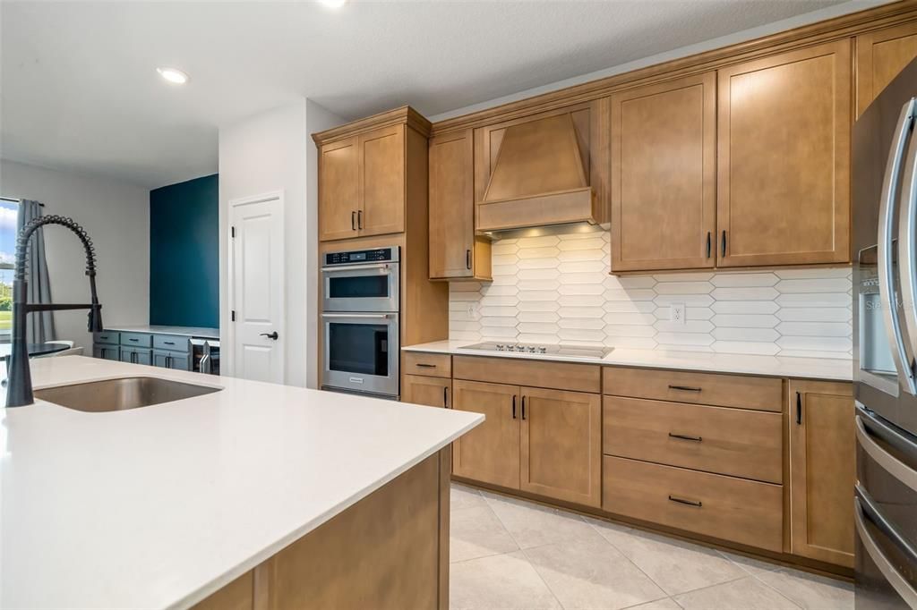 合同活跃: $438,000 (5 贝兹, 3 浴室, 2622 平方英尺)