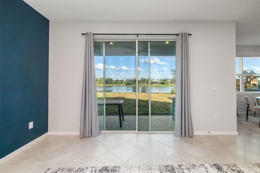 合同活跃: $438,000 (5 贝兹, 3 浴室, 2622 平方英尺)