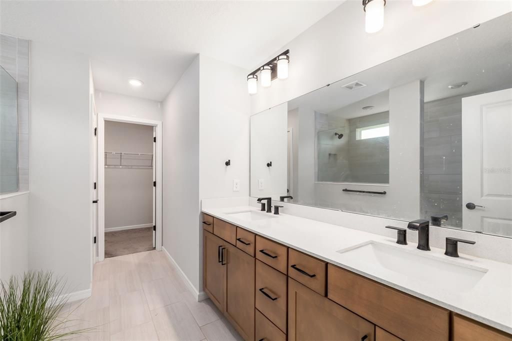 合同活跃: $438,000 (5 贝兹, 3 浴室, 2622 平方英尺)