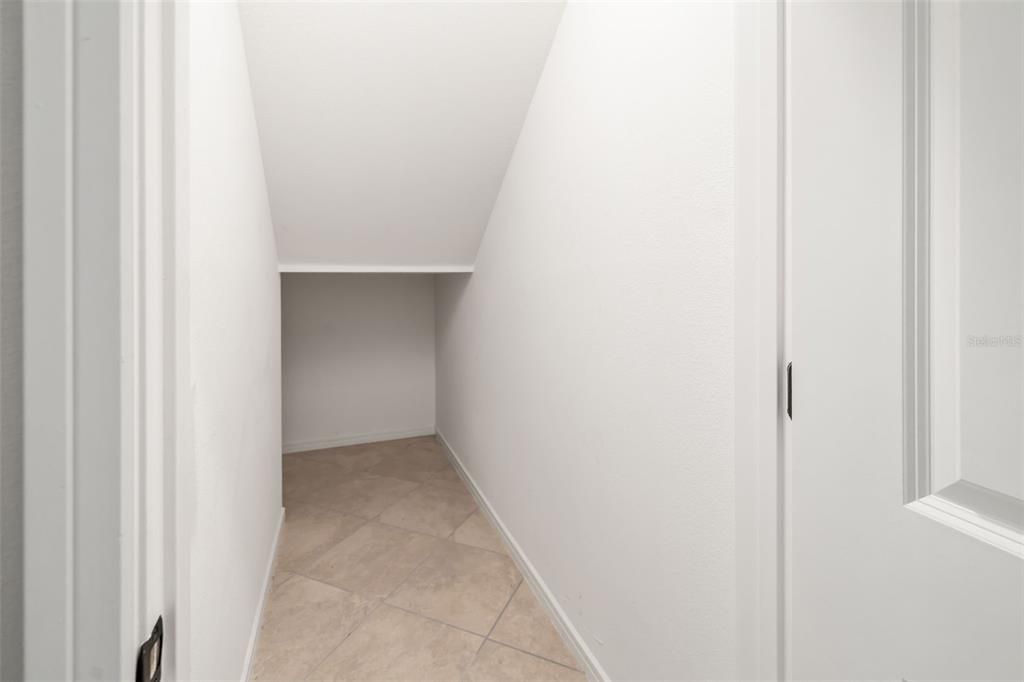 合同活跃: $438,000 (5 贝兹, 3 浴室, 2622 平方英尺)