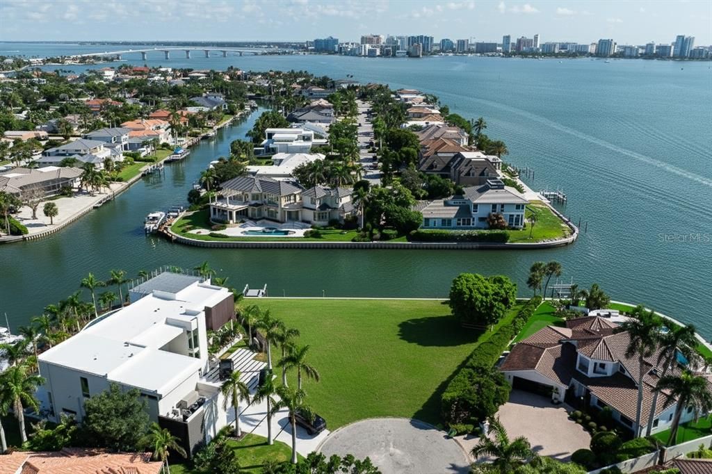 На продажу: $4,900,000 (0.37 acres)