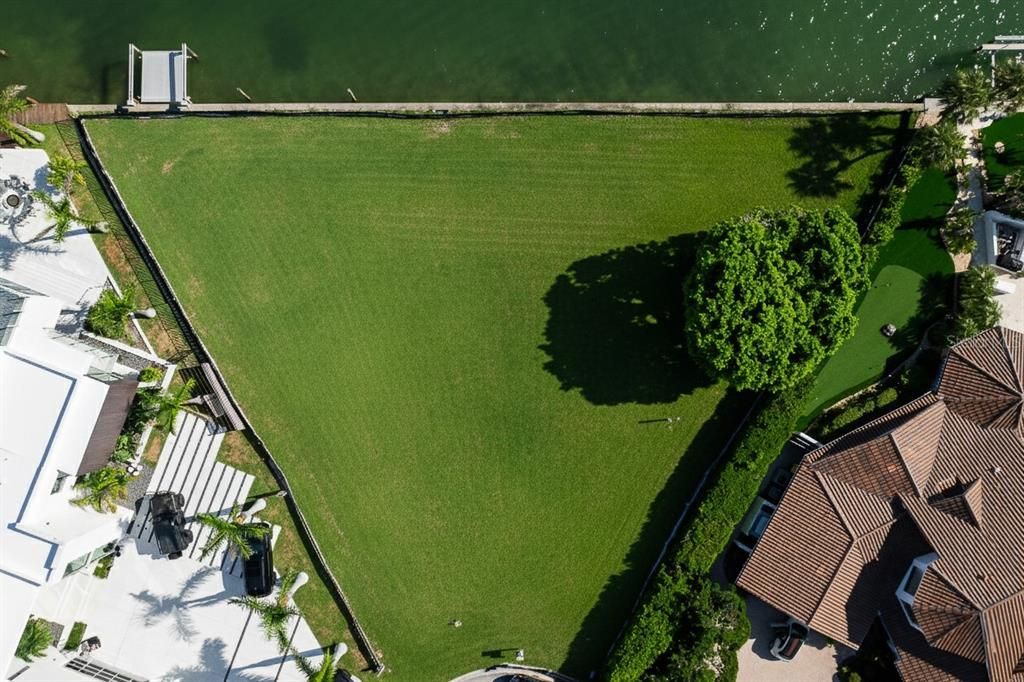 На продажу: $4,900,000 (0.37 acres)