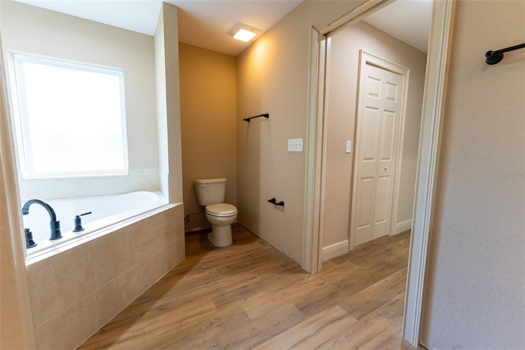 For Sale: $299,900 (3 beds, 2 baths, 1936 Square Feet)