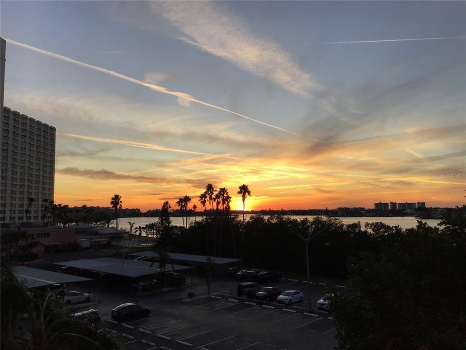 For Sale: $295,000 (2 beds, 2 baths, 1055 Square Feet)