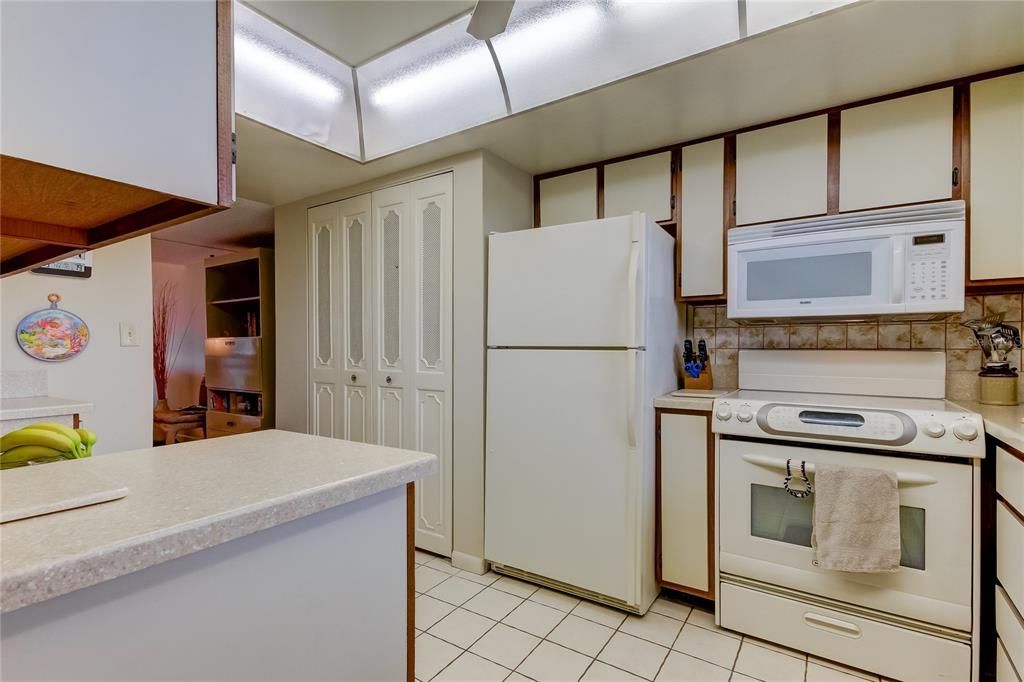 For Sale: $295,000 (2 beds, 2 baths, 1055 Square Feet)