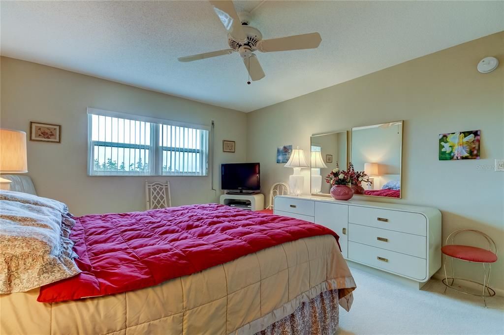 For Sale: $295,000 (2 beds, 2 baths, 1055 Square Feet)