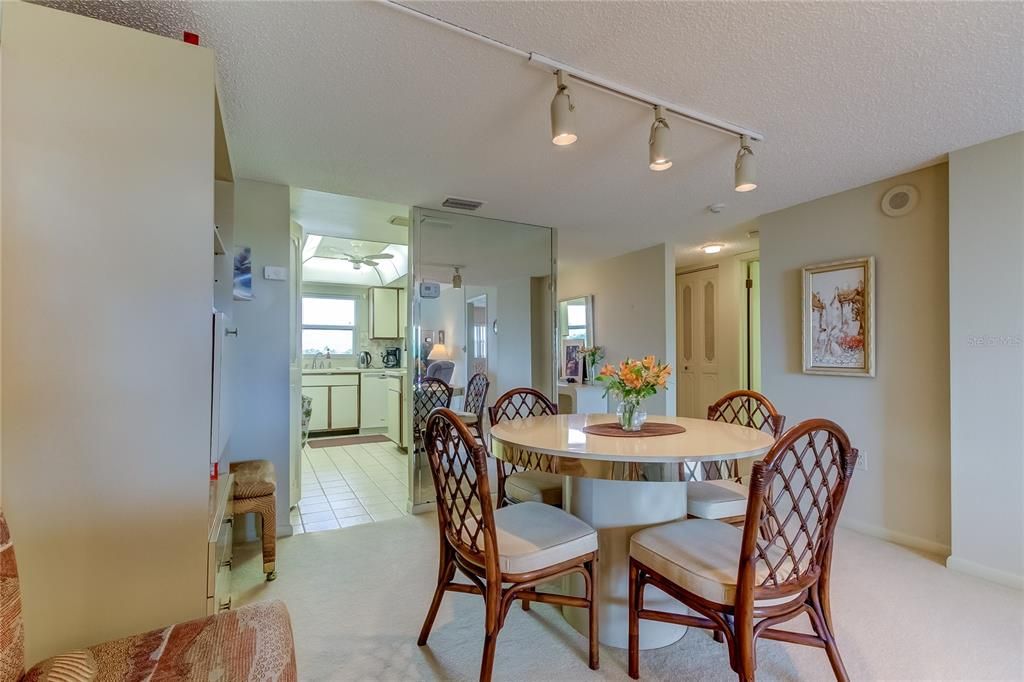 For Sale: $295,000 (2 beds, 2 baths, 1055 Square Feet)