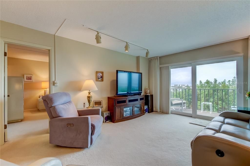 For Sale: $295,000 (2 beds, 2 baths, 1055 Square Feet)