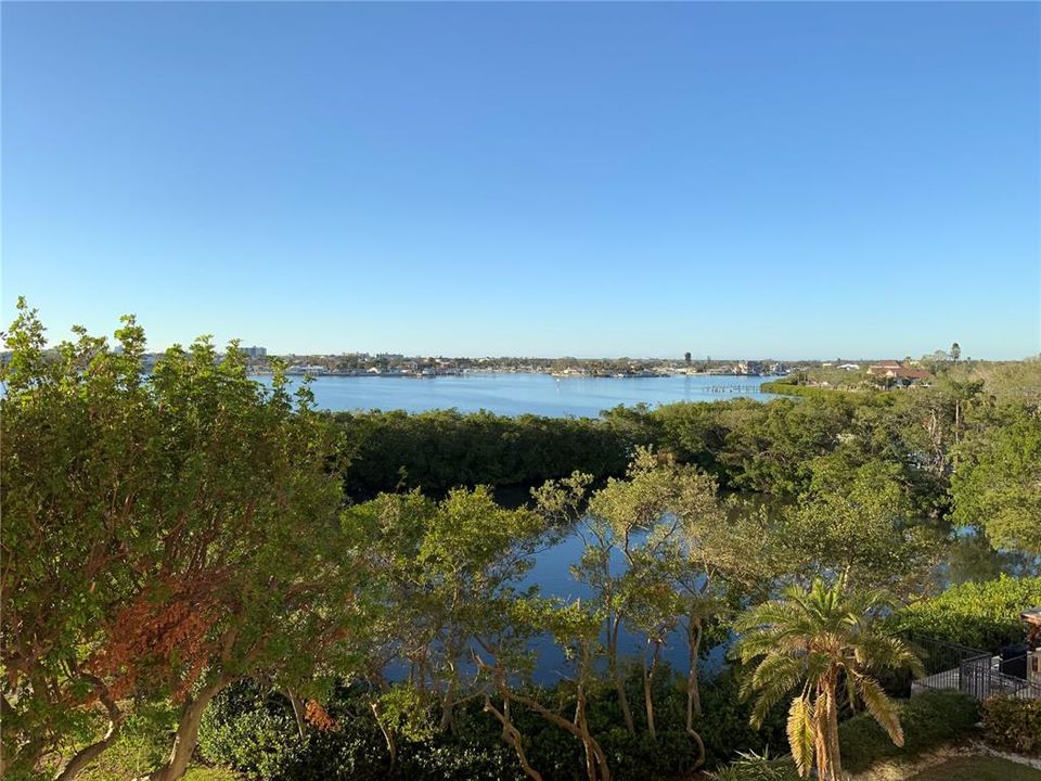 For Sale: $295,000 (2 beds, 2 baths, 1055 Square Feet)