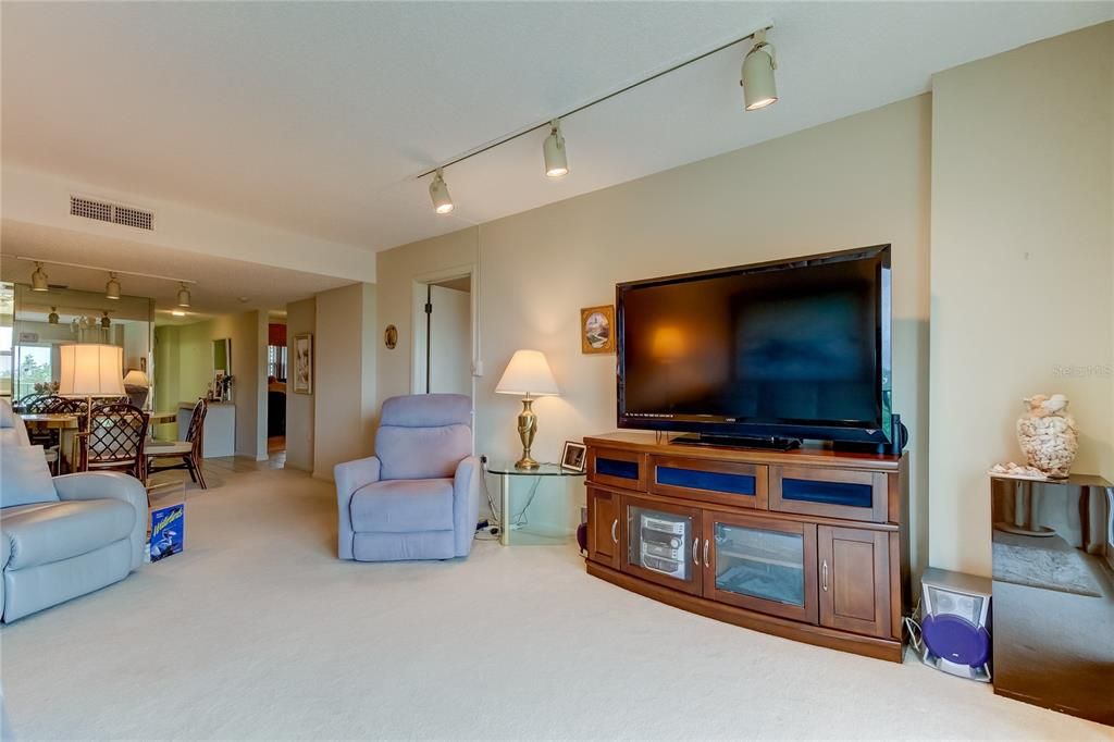 For Sale: $295,000 (2 beds, 2 baths, 1055 Square Feet)