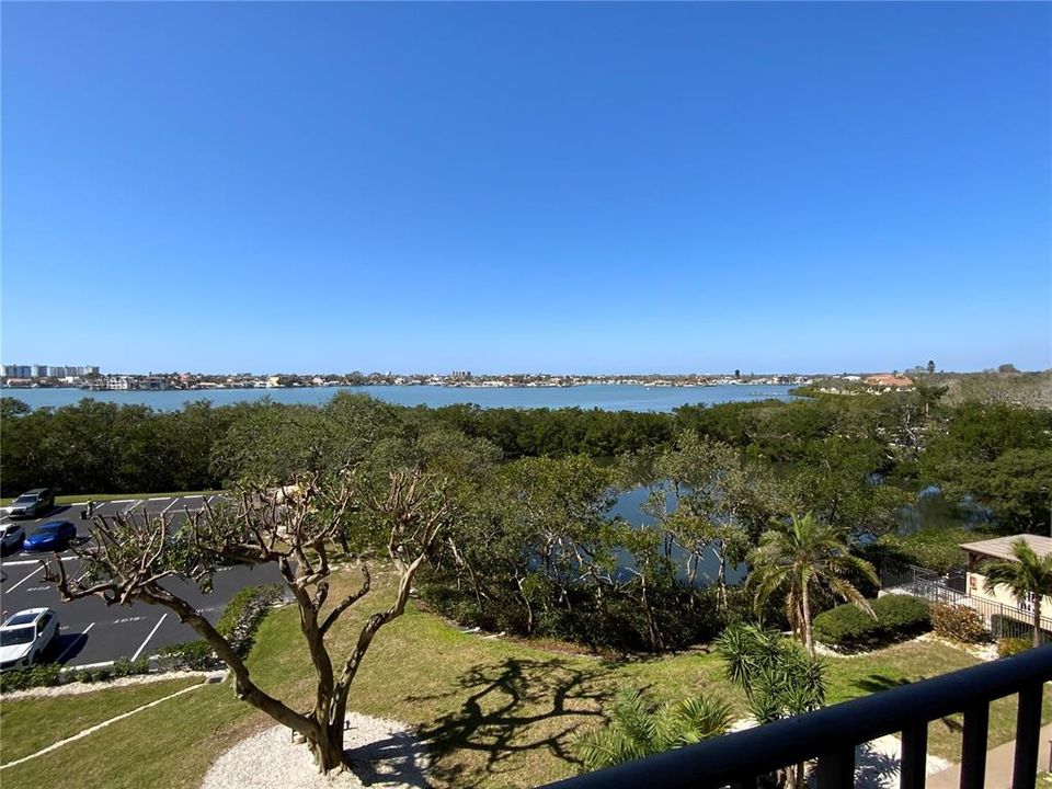 For Sale: $295,000 (2 beds, 2 baths, 1055 Square Feet)