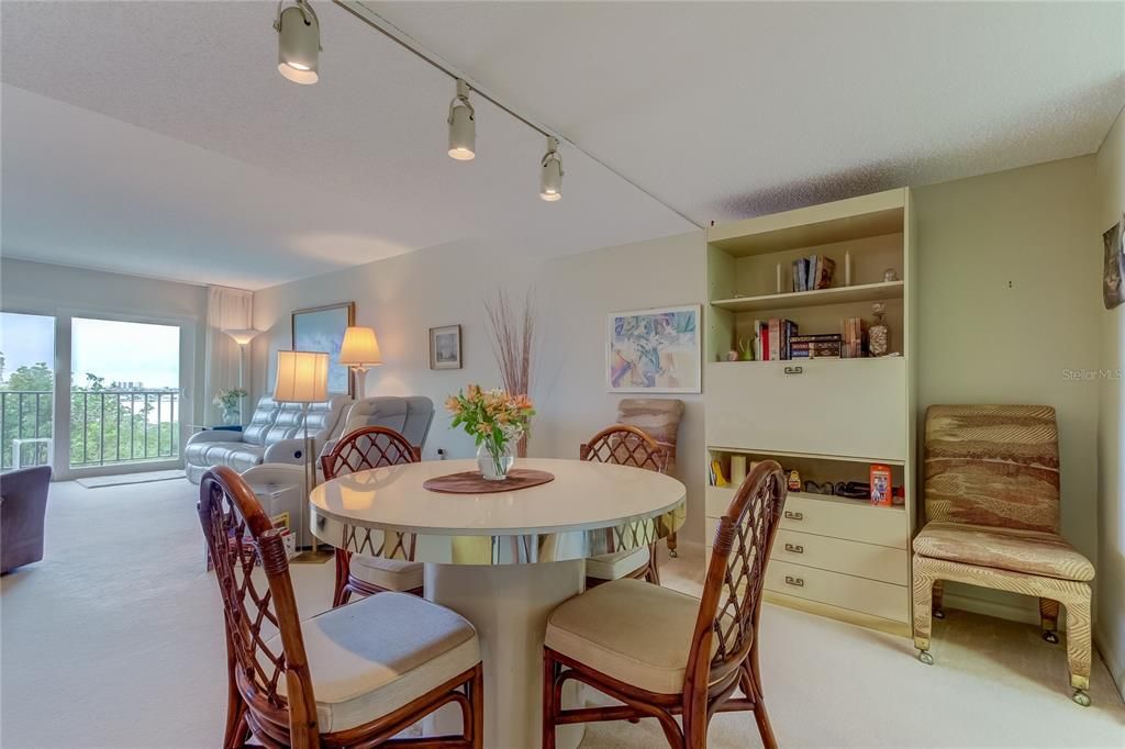 For Sale: $295,000 (2 beds, 2 baths, 1055 Square Feet)