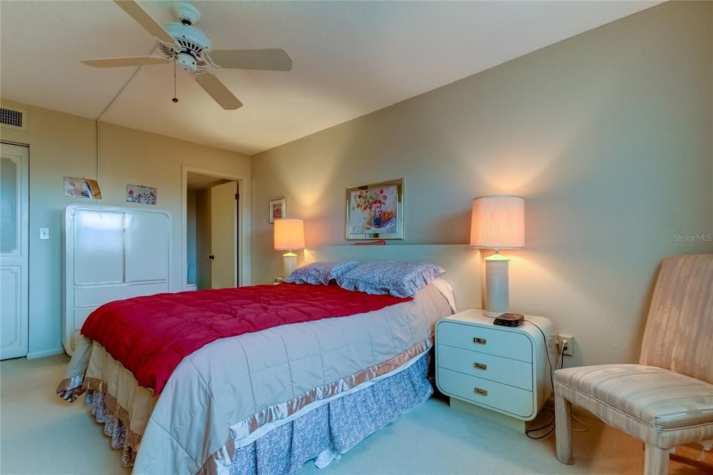 For Sale: $295,000 (2 beds, 2 baths, 1055 Square Feet)