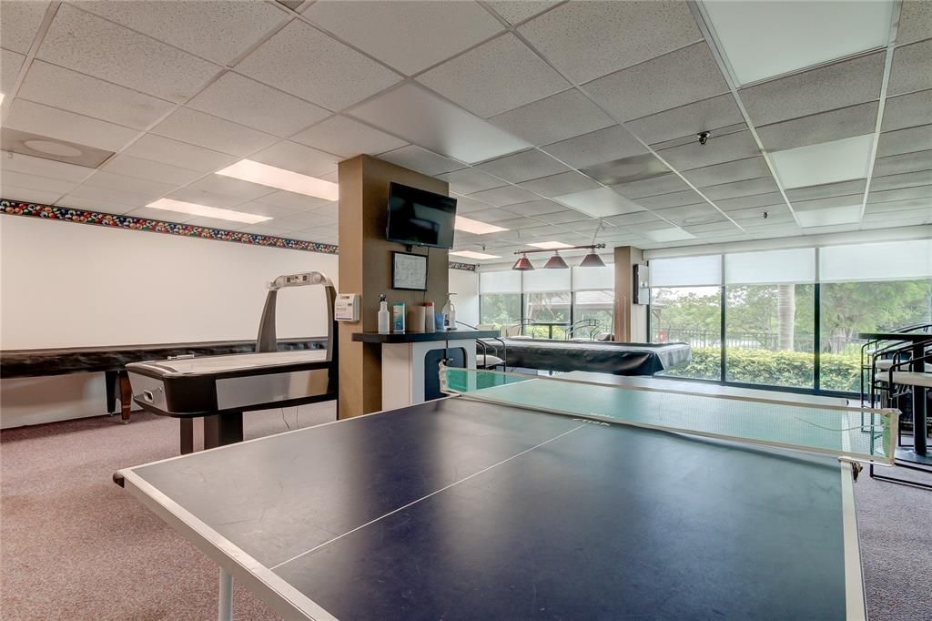 For Sale: $295,000 (2 beds, 2 baths, 1055 Square Feet)