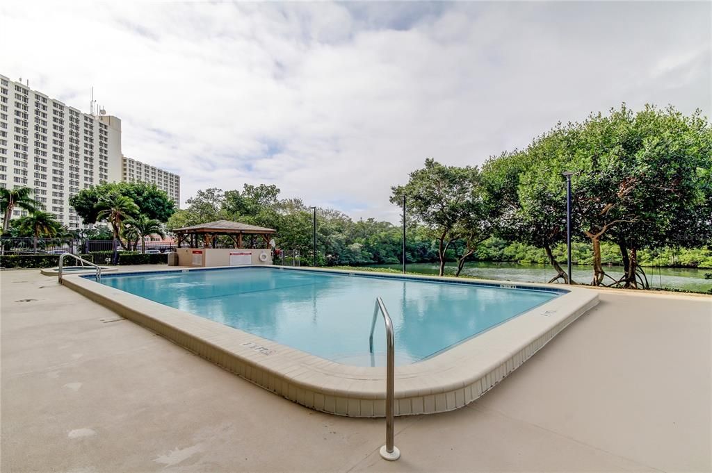 For Sale: $295,000 (2 beds, 2 baths, 1055 Square Feet)