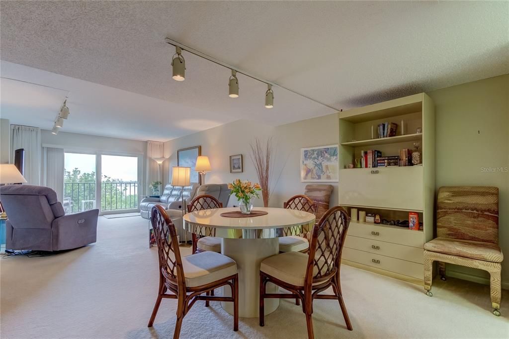 For Sale: $295,000 (2 beds, 2 baths, 1055 Square Feet)