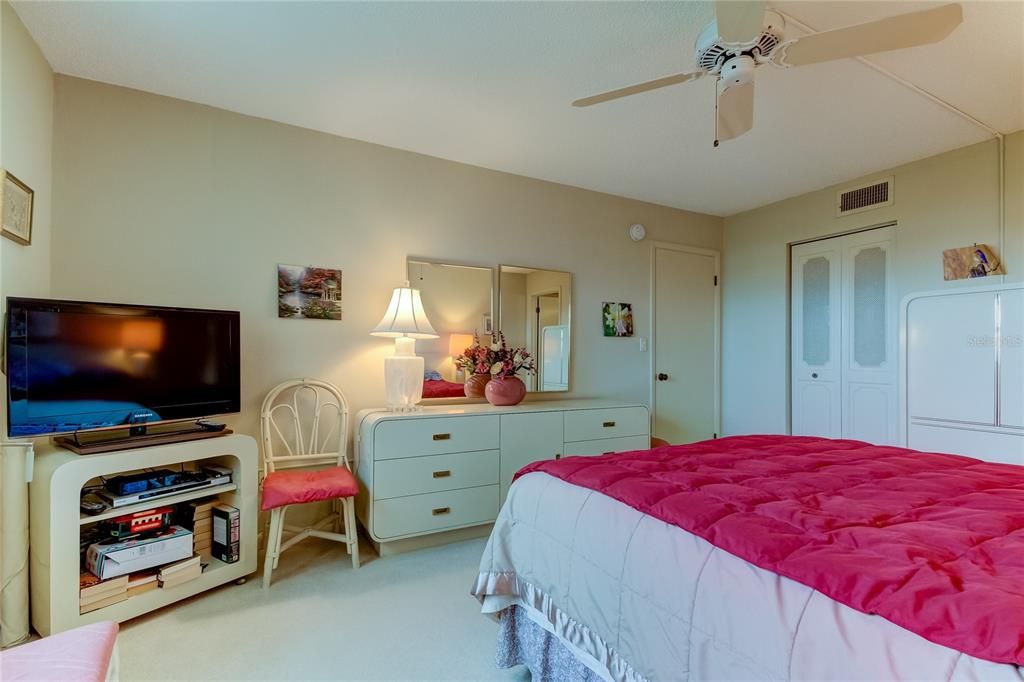 For Sale: $295,000 (2 beds, 2 baths, 1055 Square Feet)