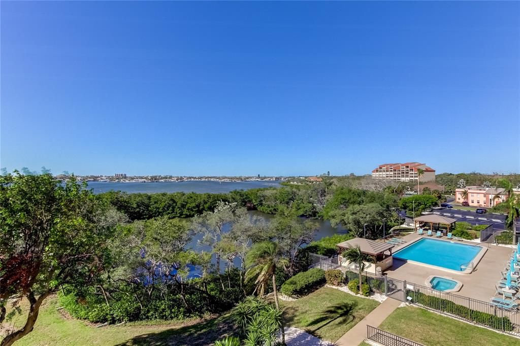 For Sale: $295,000 (2 beds, 2 baths, 1055 Square Feet)