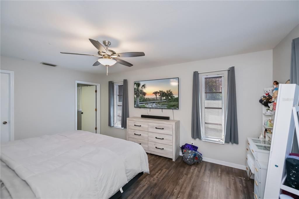Active With Contract: $264,000 (3 beds, 2 baths, 1427 Square Feet)