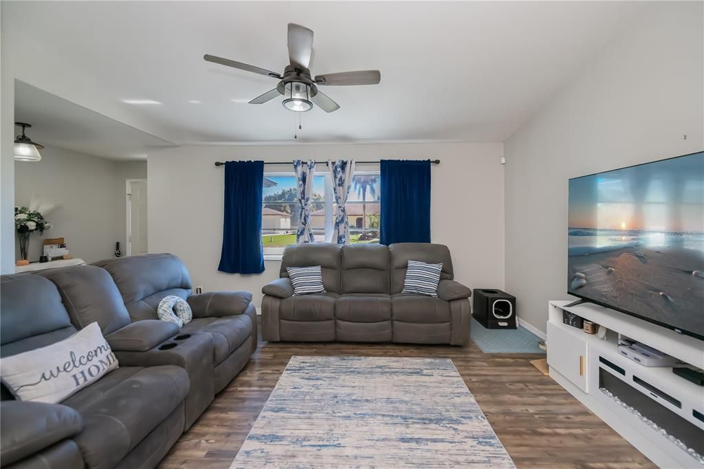 Active With Contract: $264,000 (3 beds, 2 baths, 1427 Square Feet)