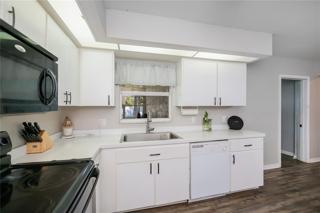 Active With Contract: $264,000 (3 beds, 2 baths, 1427 Square Feet)