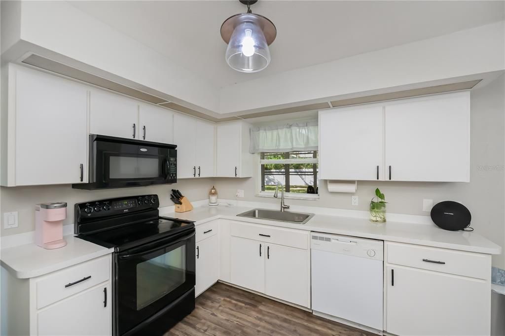 Active With Contract: $264,000 (3 beds, 2 baths, 1427 Square Feet)