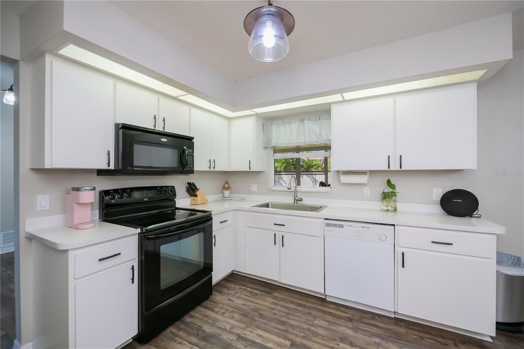 Active With Contract: $264,000 (3 beds, 2 baths, 1427 Square Feet)