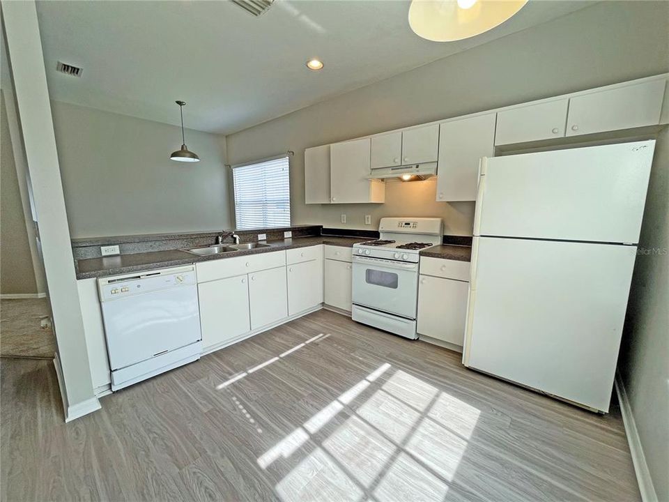 В аренду: $2,250 (3 спален, 2 ванн, 1517 Квадратных фут)