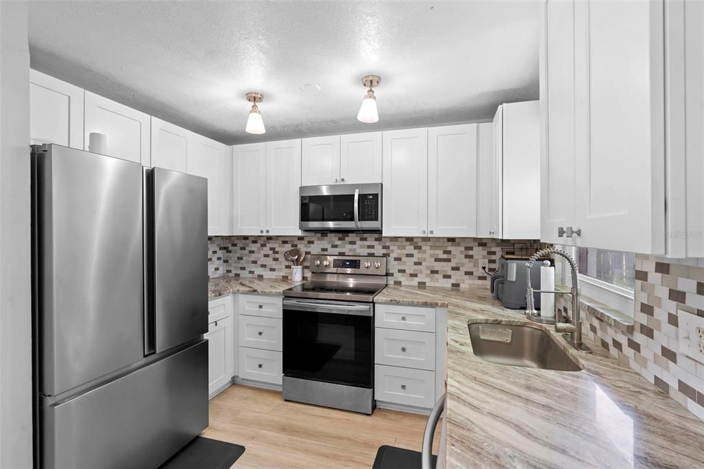 Active With Contract: $284,900 (3 beds, 1 baths, 918 Square Feet)