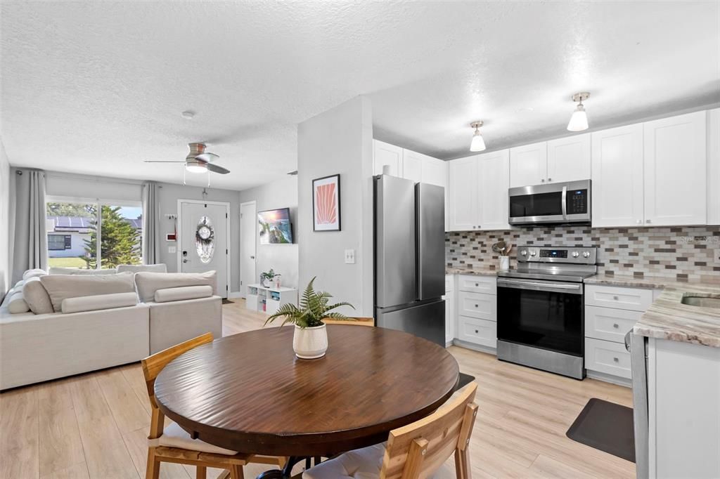 Active With Contract: $284,900 (3 beds, 1 baths, 918 Square Feet)