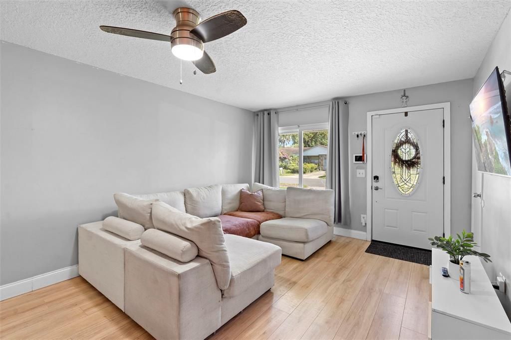 Active With Contract: $284,900 (3 beds, 1 baths, 918 Square Feet)