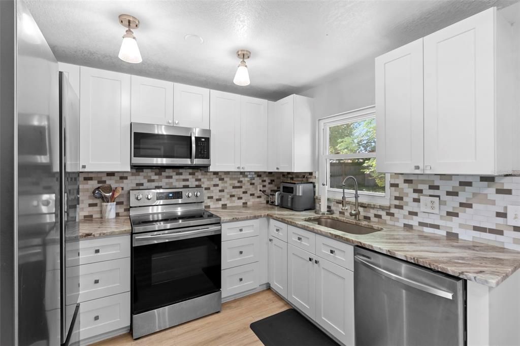 Active With Contract: $284,900 (3 beds, 1 baths, 918 Square Feet)