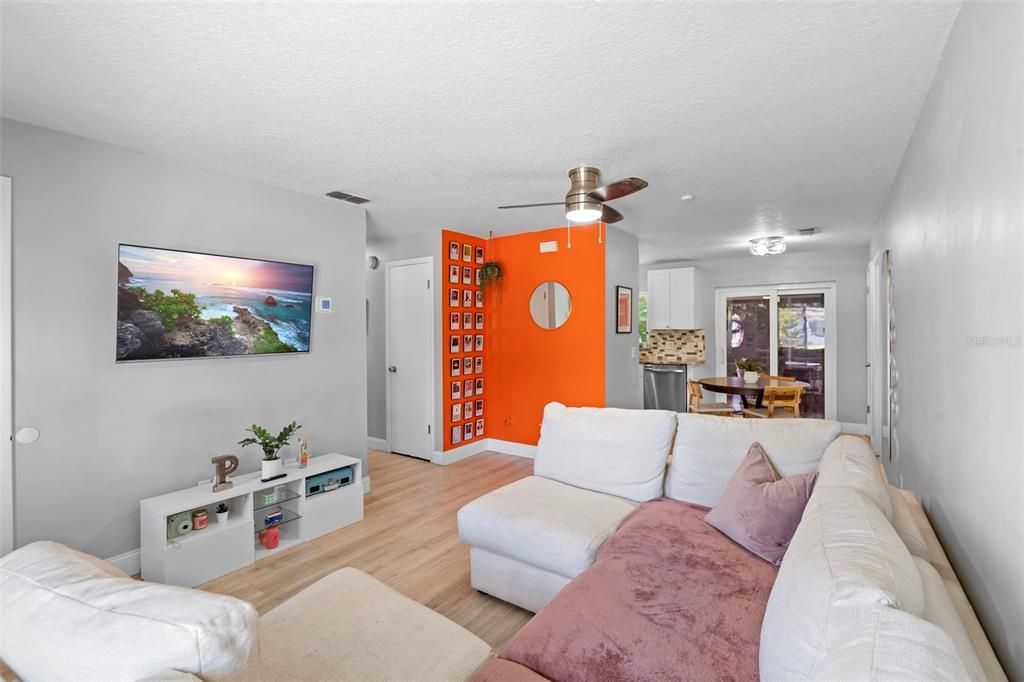 Active With Contract: $284,900 (3 beds, 1 baths, 918 Square Feet)