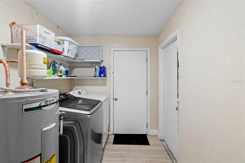 Active With Contract: $284,900 (3 beds, 1 baths, 918 Square Feet)