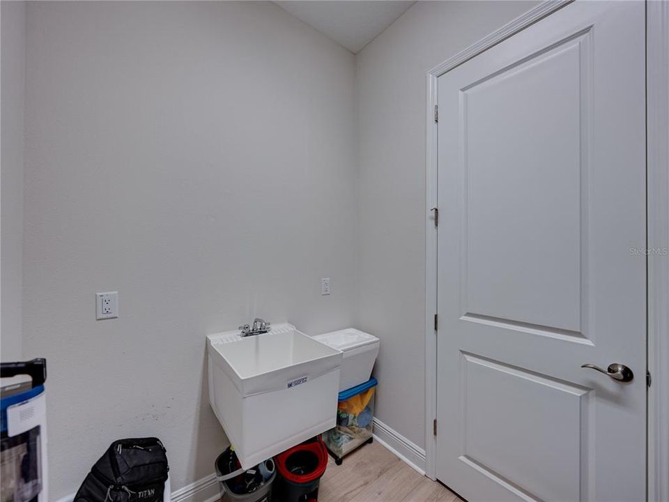 For Sale: $895,000 (4 beds, 3 baths, 2552 Square Feet)