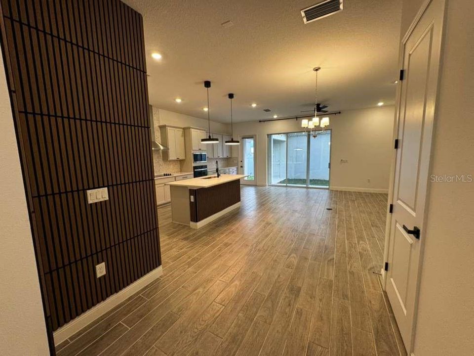 合同活跃: $3,200 (4 贝兹, 3 浴室, 2083 平方英尺)