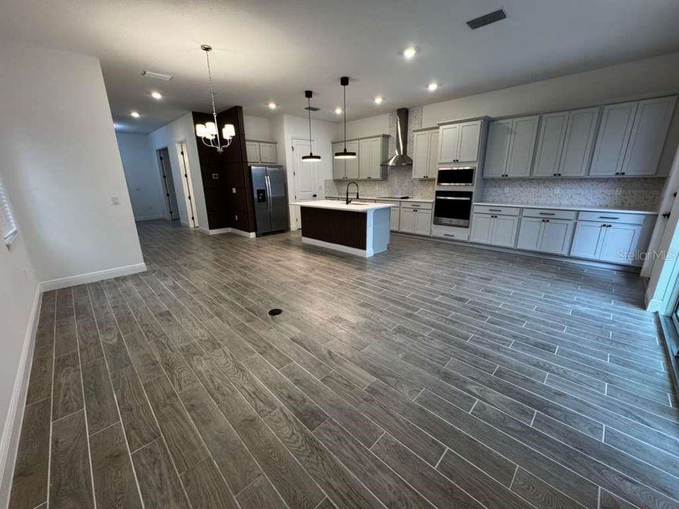 合同活跃: $3,200 (4 贝兹, 3 浴室, 2083 平方英尺)