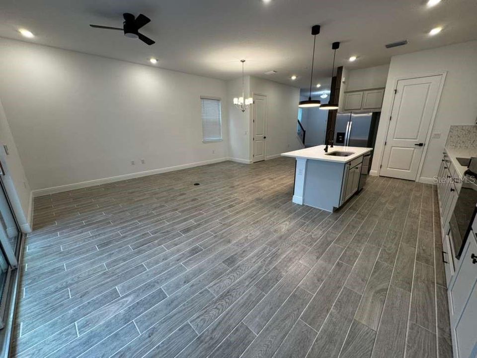 合同活跃: $3,200 (4 贝兹, 3 浴室, 2083 平方英尺)