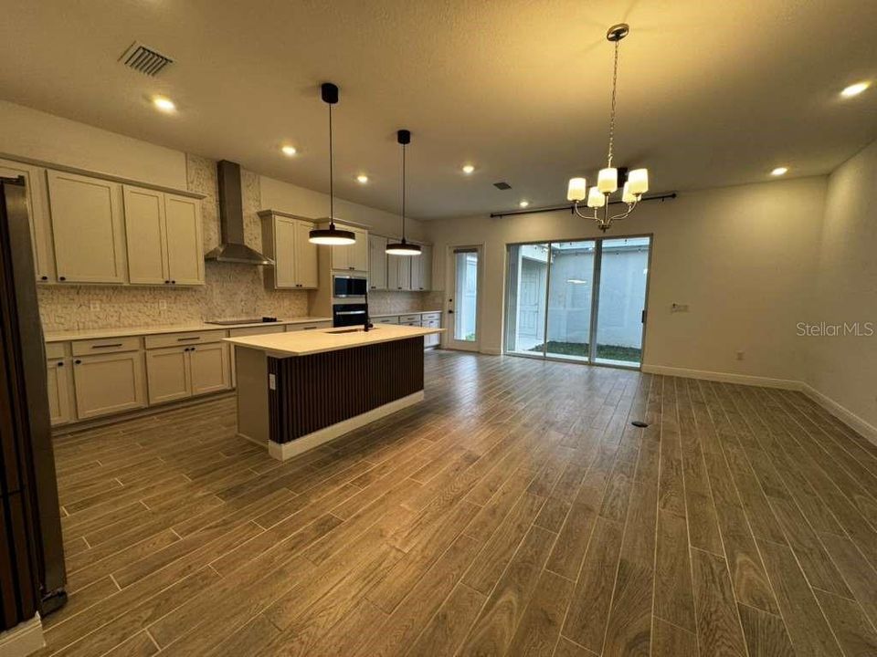 合同活跃: $3,200 (4 贝兹, 3 浴室, 2083 平方英尺)