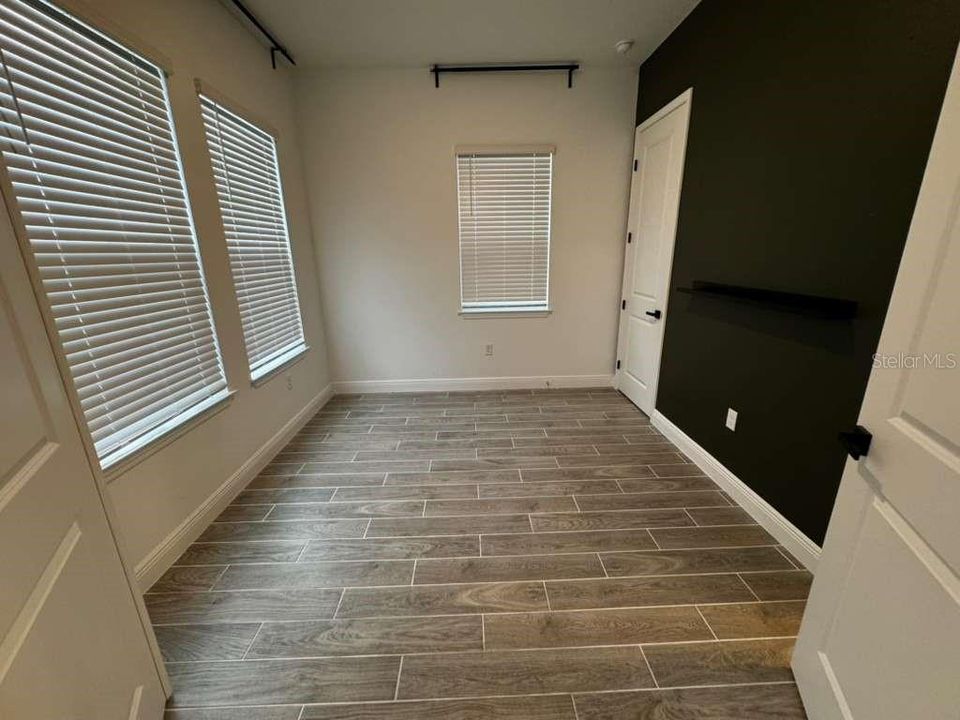 合同活跃: $3,200 (4 贝兹, 3 浴室, 2083 平方英尺)