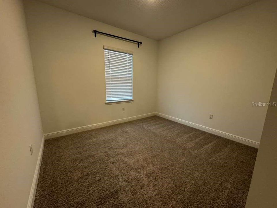 合同活跃: $3,200 (4 贝兹, 3 浴室, 2083 平方英尺)