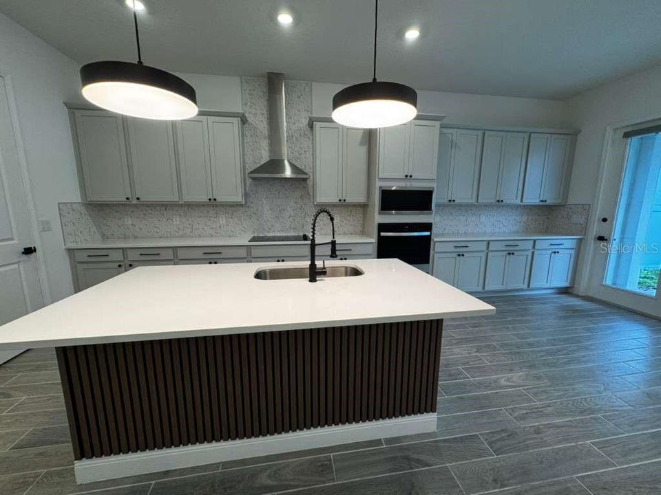 合同活跃: $3,200 (4 贝兹, 3 浴室, 2083 平方英尺)