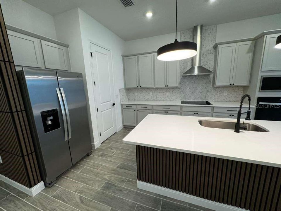 合同活跃: $3,200 (4 贝兹, 3 浴室, 2083 平方英尺)