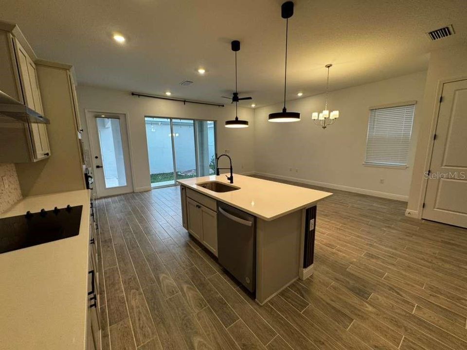 合同活跃: $3,200 (4 贝兹, 3 浴室, 2083 平方英尺)