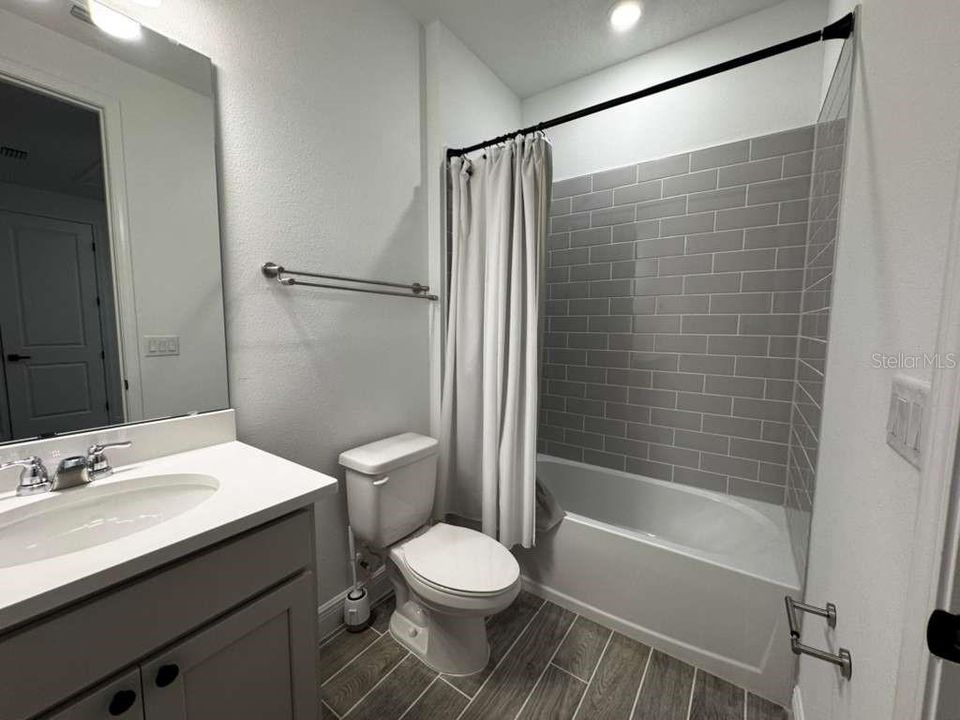 合同活跃: $3,200 (4 贝兹, 3 浴室, 2083 平方英尺)