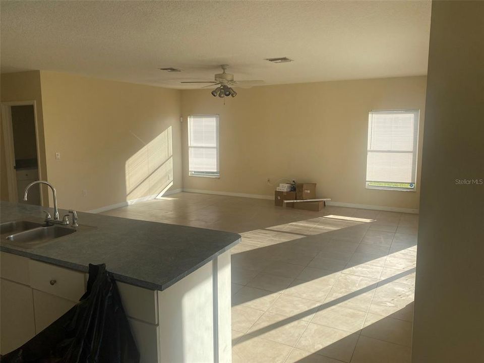 出租: $2,000 (4 贝兹, 2 浴室, 2780 平方英尺)