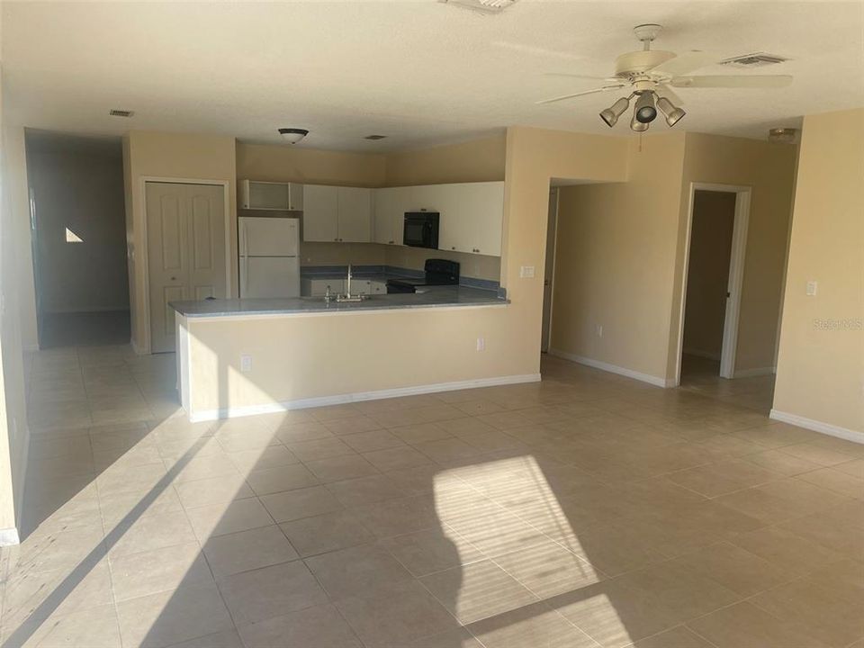 出租: $2,000 (4 贝兹, 2 浴室, 2780 平方英尺)