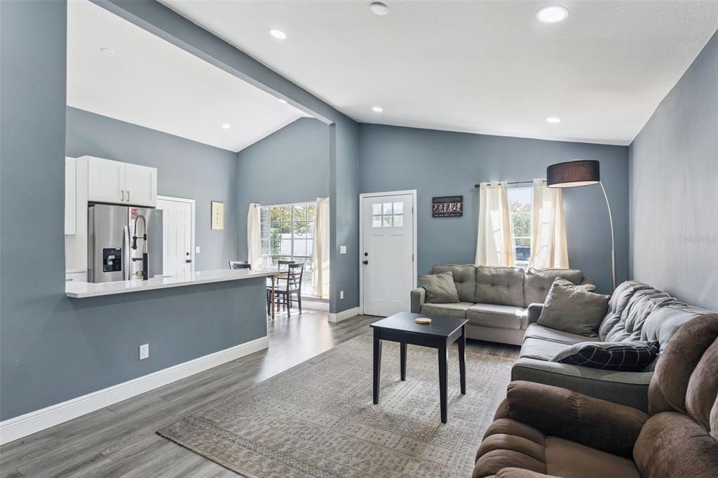 合同活跃: $322,000 (3 贝兹, 2 浴室, 1092 平方英尺)