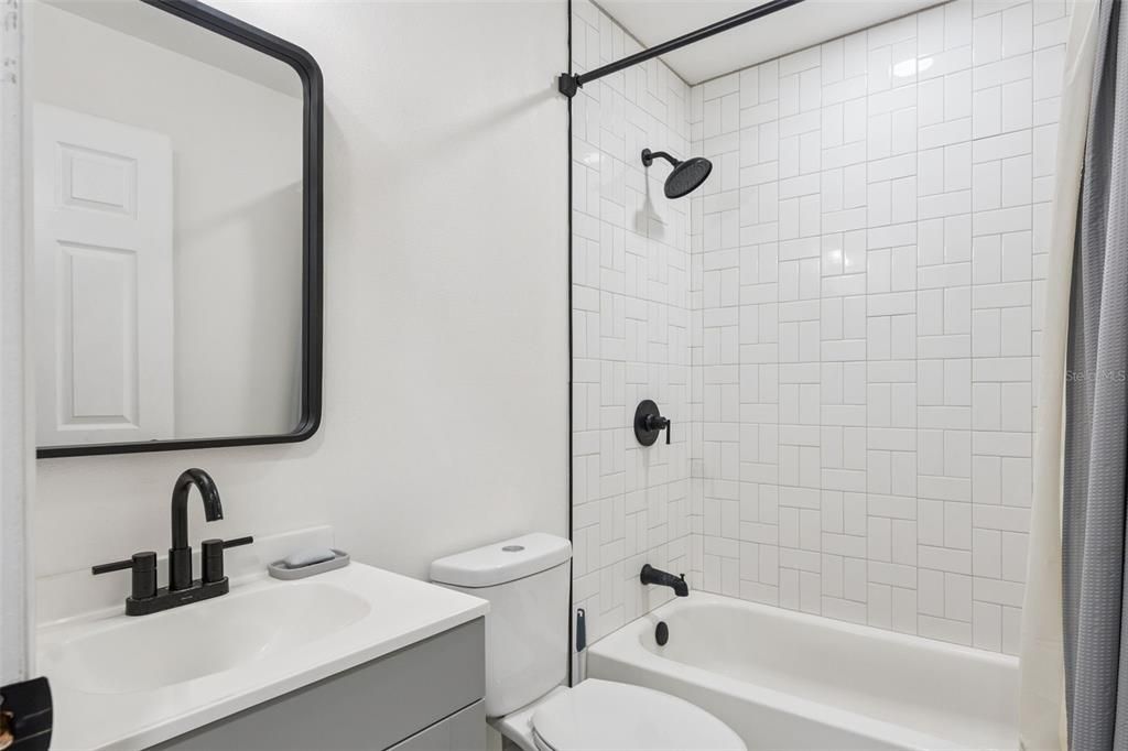 合同活跃: $322,000 (3 贝兹, 2 浴室, 1092 平方英尺)